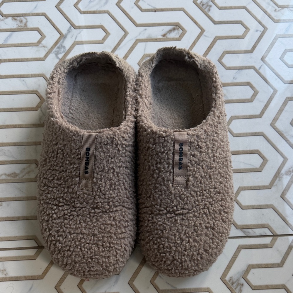 Men’s Bombas Sunday Slip-On Slippers in Taupe size 9